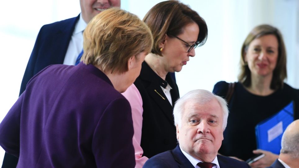 Ο υπουργός Εσωτερικών της Γερμανίας αρνήθηκε να κάνει χειραψία με τη Μέρκελ - Φωτογραφία 1