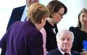 Ο υπουργός Εσωτερικών της Γερμανίας αρνήθηκε να κάνει χειραψία με τη Μέρκελ