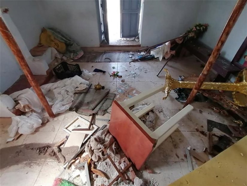 Συγκλονιστικές εικόνες: Εξεγερμένοι αλλοδαποί κατέστρεψαν το εκκλησάκι του Άγιου Γεωργίου στην Μόρια της Λέσβου - Φωτογραφία 4