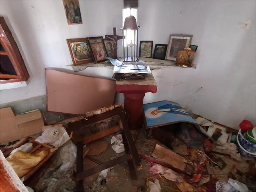 Συγκλονιστικές εικόνες: Εξεγερμένοι αλλοδαποί κατέστρεψαν το εκκλησάκι του Άγιου Γεωργίου στην Μόρια της Λέσβου - Φωτογραφία 5