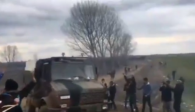 Έβρος: Τούρκοι στρατιώτες «επευφημούν» μετανάστες που πετάνε πέτρες. Ξυπνήστε, έχουμε πρόβα πολέμου (Video) - Φωτογραφία 1