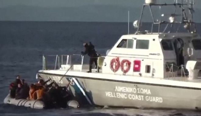 Σαντορινιός: Βίντεο δείχνουν σκάφη του Λιμενικού να απωθούν βίαια βάρκες μεταναστών - Φωτογραφία 1
