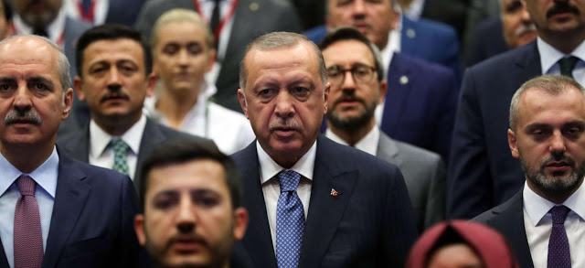 Bloomberg: Ο Ερντογάν νομίζει ότι εκβιάζει τη Δύση, αλλά κρατά το όπλο στον δικό του κρόταφο - Φωτογραφία 1