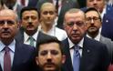 Bloomberg: Ο Ερντογάν νομίζει ότι εκβιάζει τη Δύση, αλλά κρατά το όπλο στον δικό του κρόταφο