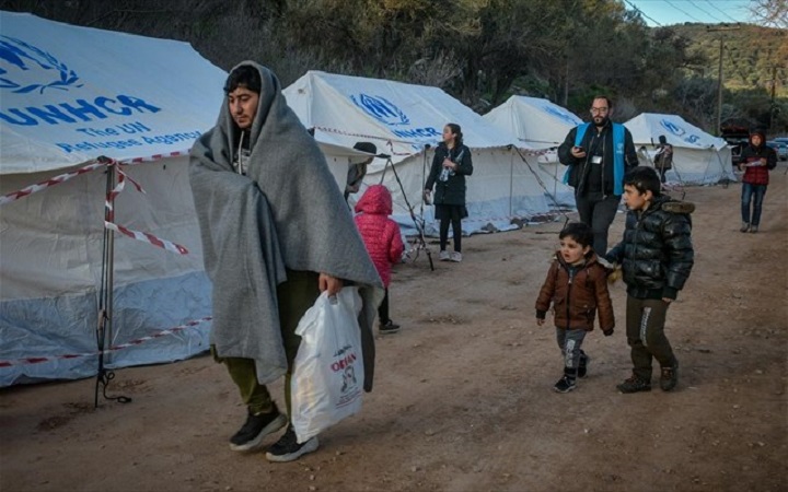 Παραμένουν στο λιμάνι Μυτιλήνης δεκάδες πρόσφυγες και μετανάστες - Φωτογραφία 1
