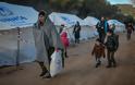 Παραμένουν στο λιμάνι Μυτιλήνης δεκάδες πρόσφυγες και μετανάστες