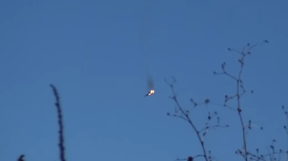 Βίντεο: Συριακό αεροσκάφος πλήττεται από τουρκικά πυρά - Γλίτωσαν με αλεξίπτωτα οι πιλότοι - Φωτογραφία 1