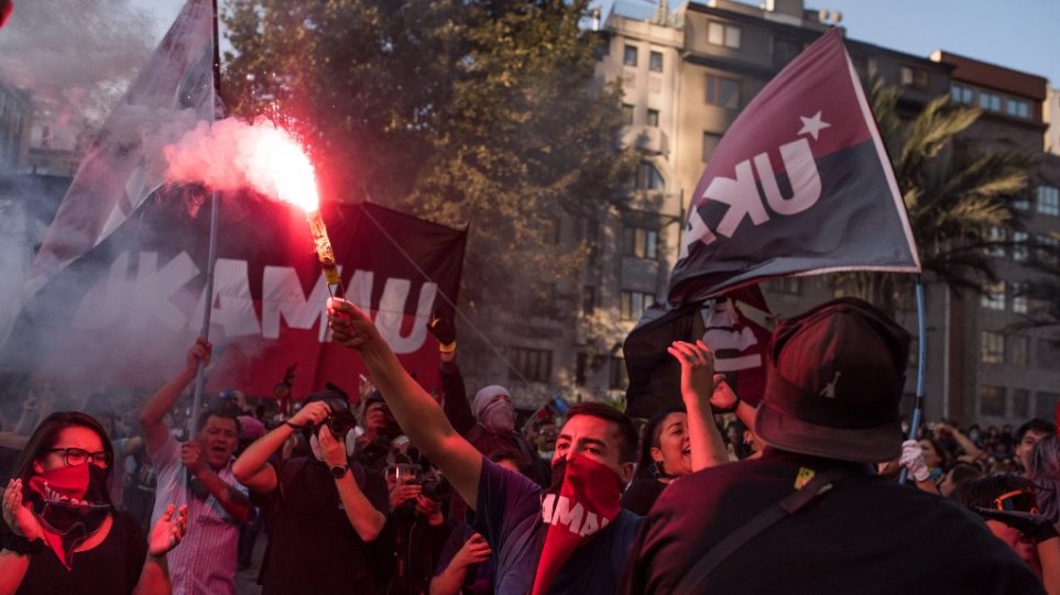 Χιλή: Διαδηλώσεις και βίαια επεισόδια στο Σαντιάγο - Φωτογραφία 1