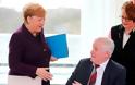 Κορωνοϊός: «Πόρτα» στην Μέρκελ - Γερμανός υπουργός δεν της έδωσε το χέρι του λόγω του ιού (video)