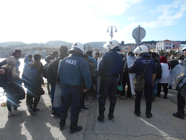 Λέσβος: Εκατοντάδες μετανάστες στο λιμάνι της Μυτιλήνης λόγω fake news.. - Φωτογραφία 1