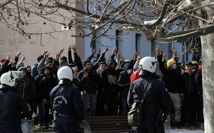 Τα ΜΑΤ διώχνουν μετανάστες από το κέντρο της Μυτιλήνης - Φωτογραφία 1