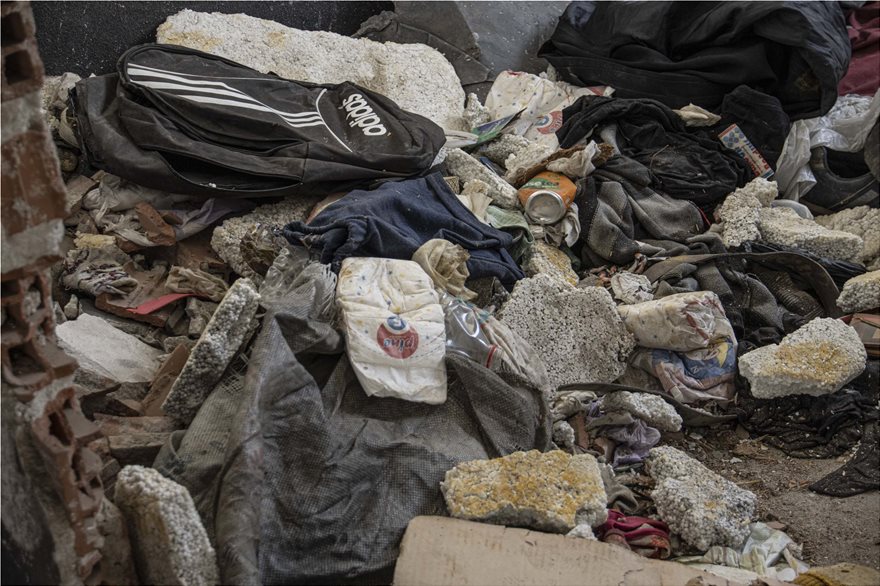 Έβρος: Αδιάβροχα, παπούτσια και λάβαρα ομάδων αφήνουν πίσω τους οι μετανάστες - φωτος - Φωτογραφία 3