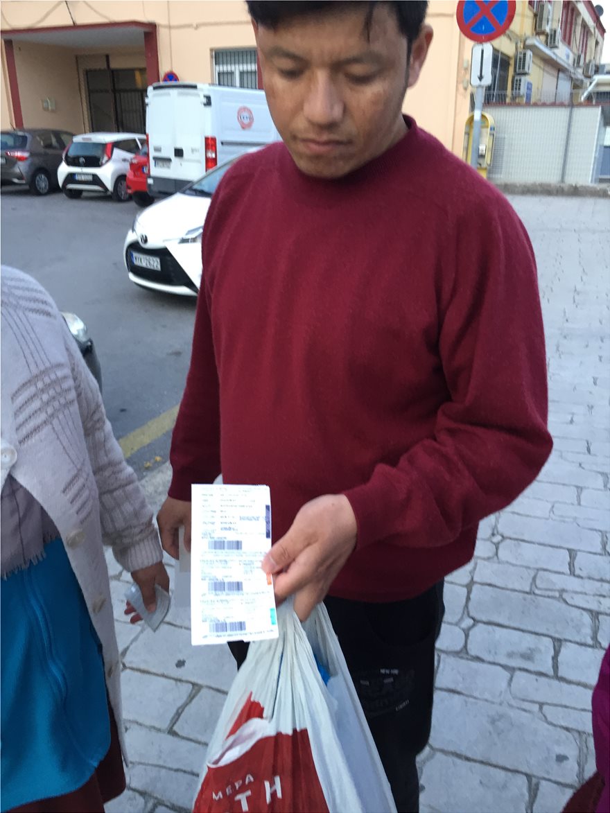 ΜΚΟ πουλάνε «ληγμένα» εισιτήρια σε μετανάστες στη Λέσβο - Φωτογραφία 4