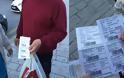 ΜΚΟ πουλάνε «ληγμένα» εισιτήρια σε μετανάστες στη Λέσβο - Φωτογραφία 1
