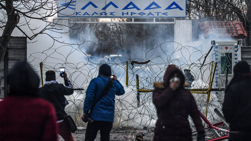 Έβρος: Χημικά και πέτρες - Μετανάστες προσπαθούν να περάσουν τα σύνορα - Φωτογραφία 1