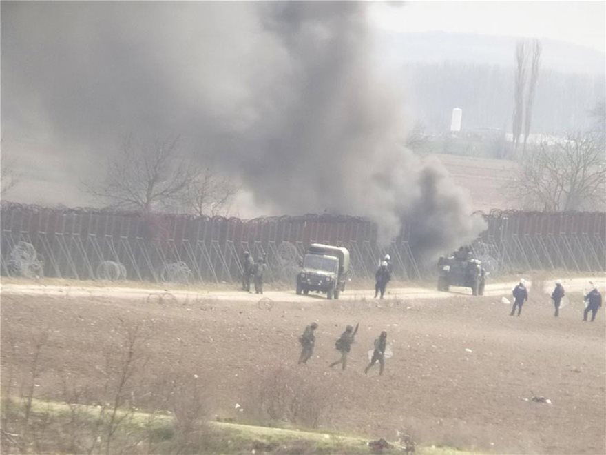 Βίντεο-ντοκουμέντο από Έβρο: Η στιγμή που οι Τούρκοι πετούν δακρυγόνα στην ελληνική πλευρά - Φωτογραφία 5