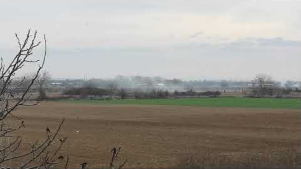 Βίντεο-ντοκουμέντο από Έβρο: Η στιγμή που οι Τούρκοι πετούν δακρυγόνα στην ελληνική πλευρά - Φωτογραφία 9