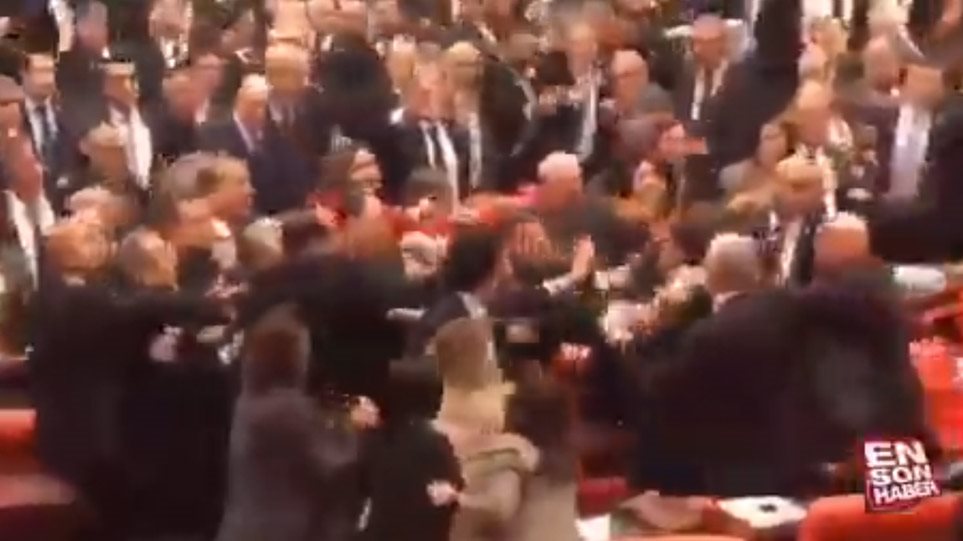 Τουρκία: Σε «ρινγκ» μετατράπηκε το Κοινοβούλιο - Επιτέθηκαν σε βουλευτή επειδή... προσέβαλε τον Ερντογάν - Φωτογραφία 1