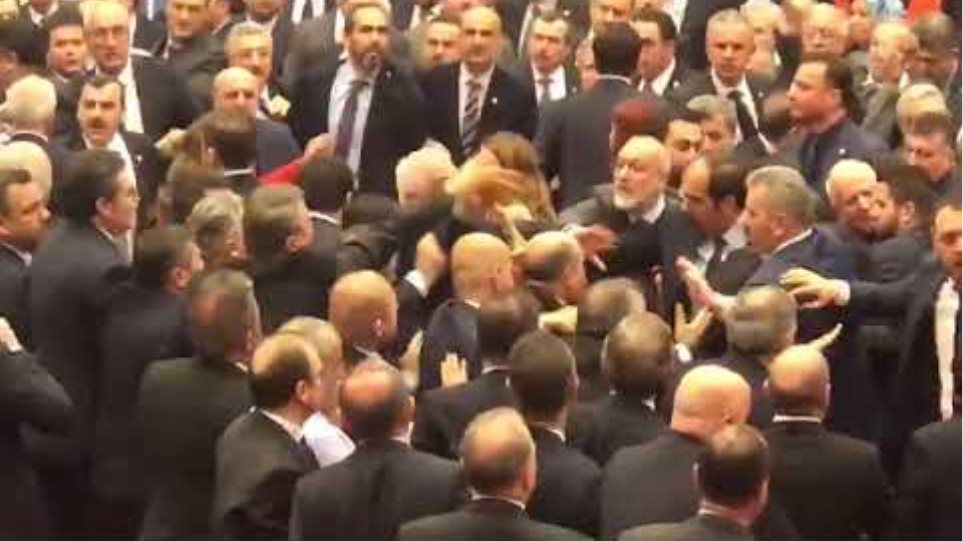 Τουρκία: Σε «ρινγκ» μετατράπηκε το Κοινοβούλιο - Επιτέθηκαν σε βουλευτή επειδή... προσέβαλε τον Ερντογάν - Φωτογραφία 2