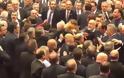 Τουρκία: Σε «ρινγκ» μετατράπηκε το Κοινοβούλιο - Επιτέθηκαν σε βουλευτή επειδή... προσέβαλε τον Ερντογάν - Φωτογραφία 2