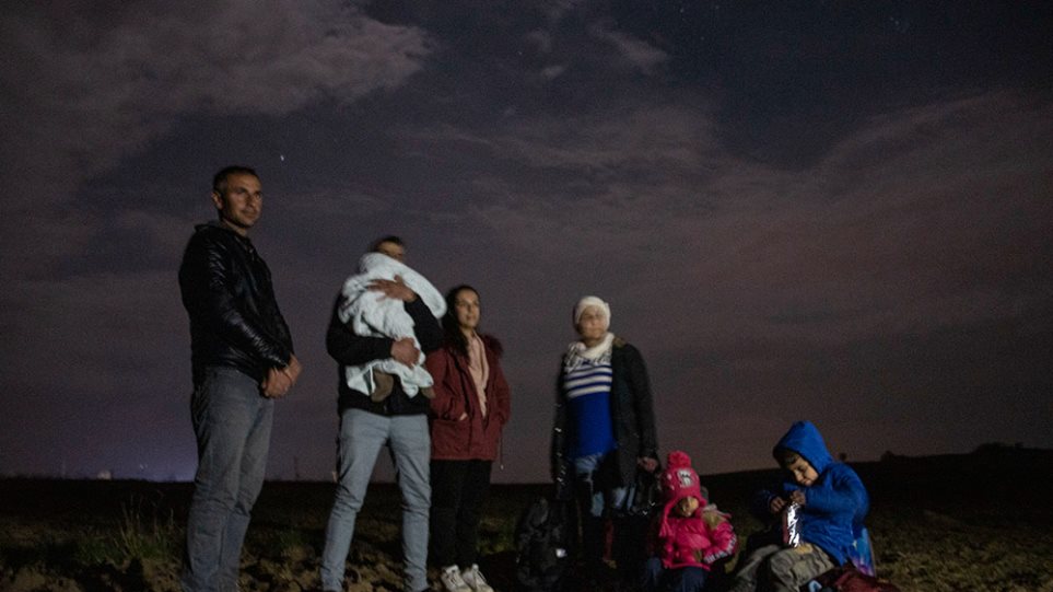 Μεταναστευτικό - ανθρώπινες ιστορίες: Σύροι πρόσφυγες πέρασαν τα νερά του Έβρου, αναζητώντας τ’ όνειρο - Φωτογραφία 1