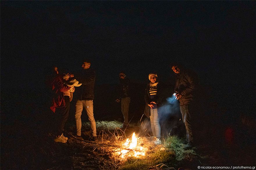 Μεταναστευτικό - ανθρώπινες ιστορίες: Σύροι πρόσφυγες πέρασαν τα νερά του Έβρου, αναζητώντας τ’ όνειρο - Φωτογραφία 3