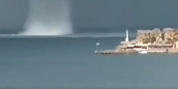 Λέρος: Εντυπωσιακό βίντεο με υδροσίφωνα στο λιμάνι της Αγίας Μαρίνας - Φωτογραφία 1