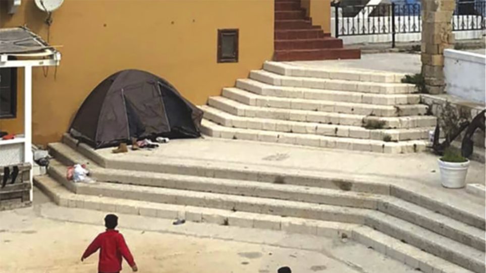 Πάνω από 100 πρόσφυγες και μετανάστες έφτασαν στο Καστελόριζο - Φωτογραφία 1