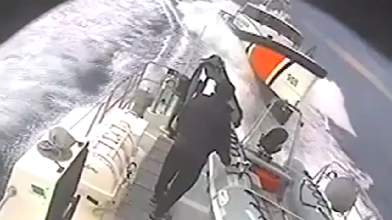 Βίντεο: Οι Τούρκοι προκαλούν στο Αιγαίο - Η τουρκική ακτοφυλακή παρεχνόλησε ελληνικό σκάφος - Φωτογραφία 1