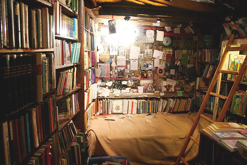 Shakespeare & Company: Το βιβλιοπωλείο θρύλος στο Παρίσι που μπορείς να κοιμηθείς - Φωτογραφία 3