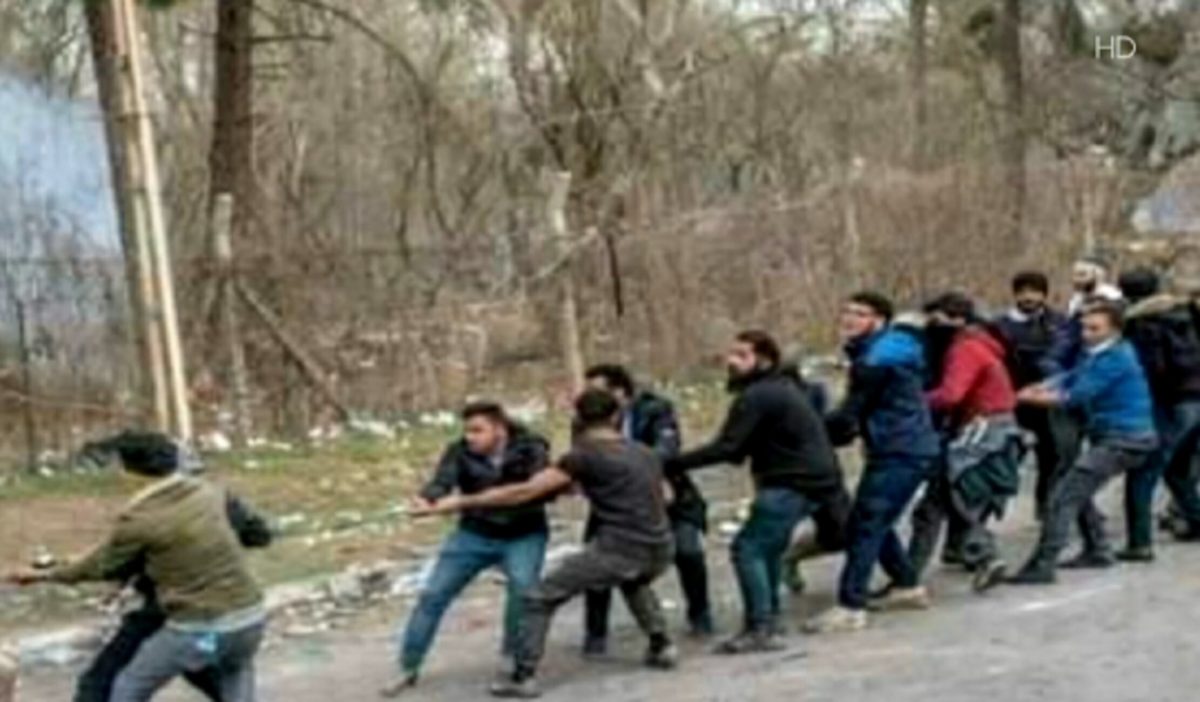 Μετανάστες με τη βοήθεια Τούρκων προσπαθούν να ρίξουν τον φράχτη στον Έβρο! (vid) - Ελληνοτουρκικά - Φωτογραφία 1