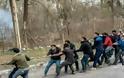 Μετανάστες με τη βοήθεια Τούρκων προσπαθούν να ρίξουν τον φράχτη στον Έβρο! (vid) - Ελληνοτουρκικά