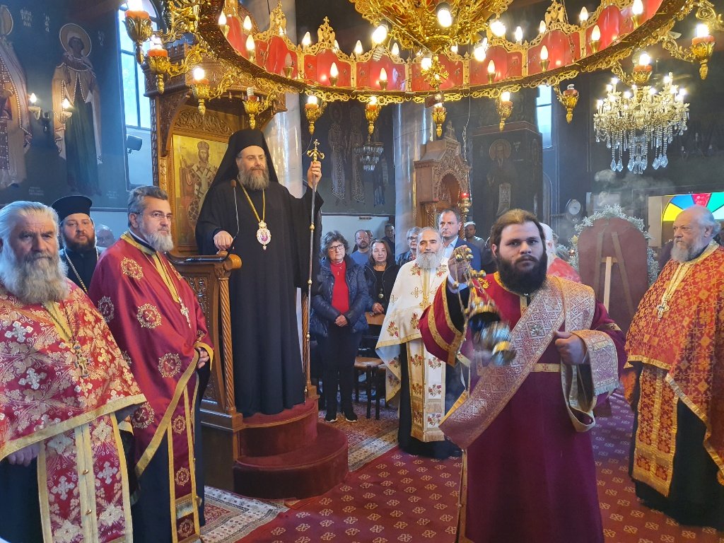 Πλήθος πιστών στην υποδοχή Τιμίας Κάρας του Αγίου Βησσαρίωνος στο χωριό Δούσικο - Φωτογραφία 2