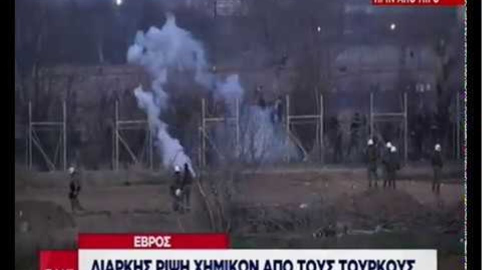 Οι Τούρκοι προσπαθούν να γκρεμίσουν τον φράχτη με τεθωρακισμένο! - Φωτογραφία 4