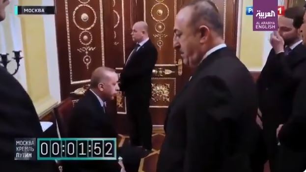 Βίντεο: Ο Β.Πούτιν αφήνει τον Ρ.Τ.Ερντογάν να περιμένει όρθιος σαν... κλητήρας μέχρι να τον δεχτεί - Φωτογραφία 1