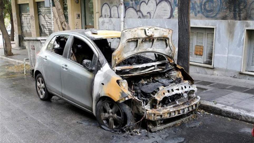 Εμπρησμοί αυτοκινήτων σε Γλυφάδα, Ζωγράφου και Κερατσίνι - Φωτογραφία 1