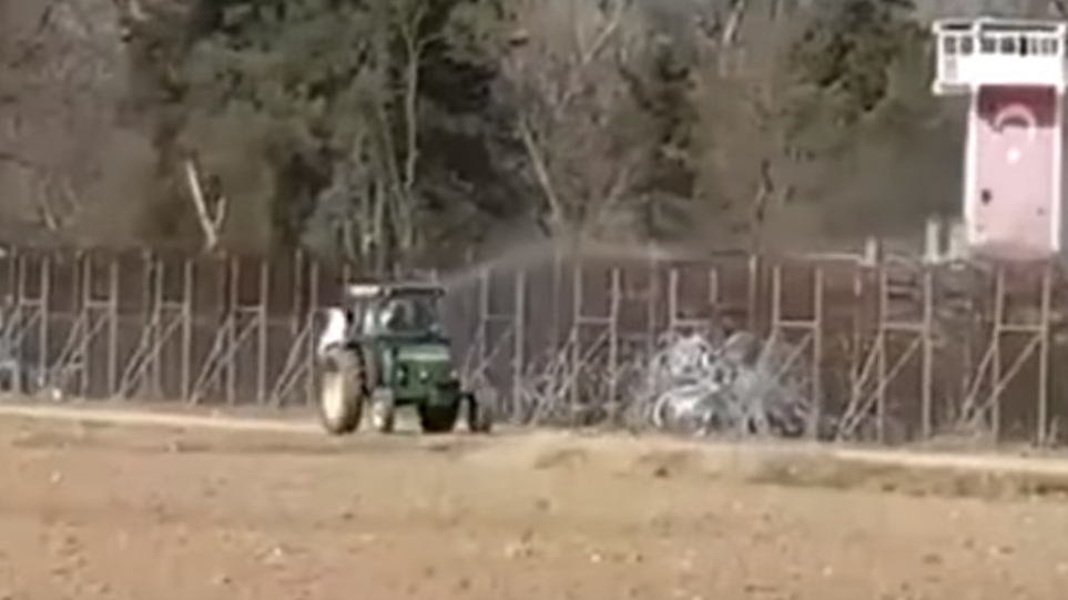 Έβρος - Σύνορα: Αγρότης πήρε το τρακτέρ του και... πότισε τον φράχτη - Φωτογραφία 1