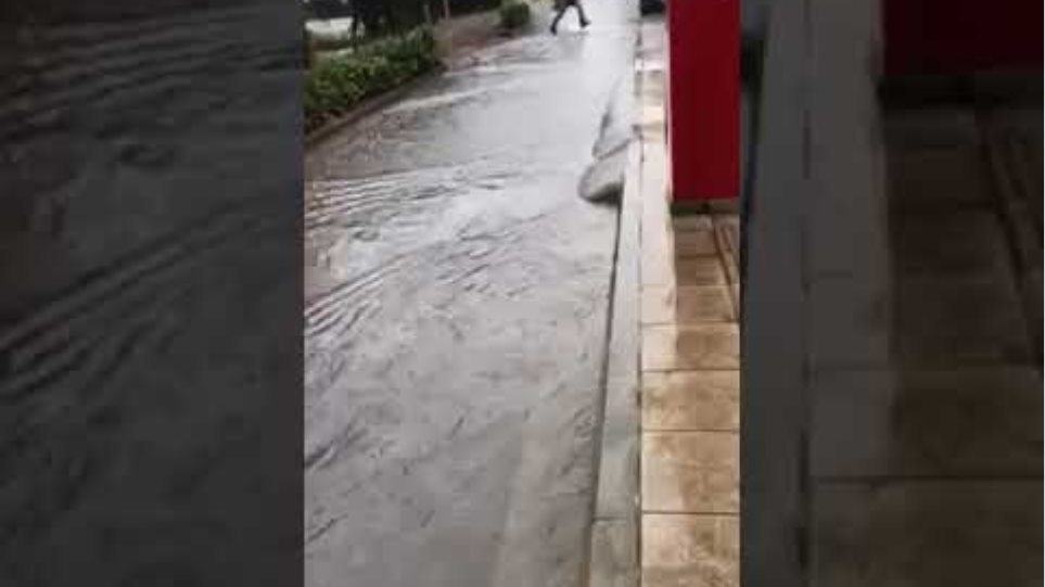 Πλημμύρισαν οι δρόμοι στο Μαρούσι από την κακοκαιρία - βίντεο - Φωτογραφία 1