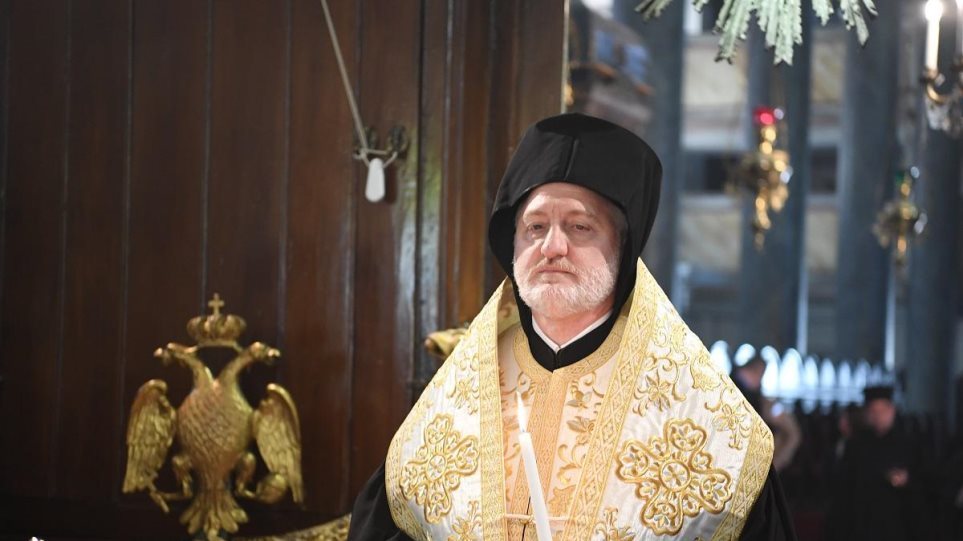 Ο Αρχιεπίσκοπος Αμερικής Ελπιδοφόρος απαγορεύει τον ασπασμό του Σταυρού και των εικόνων - Φωτογραφία 1