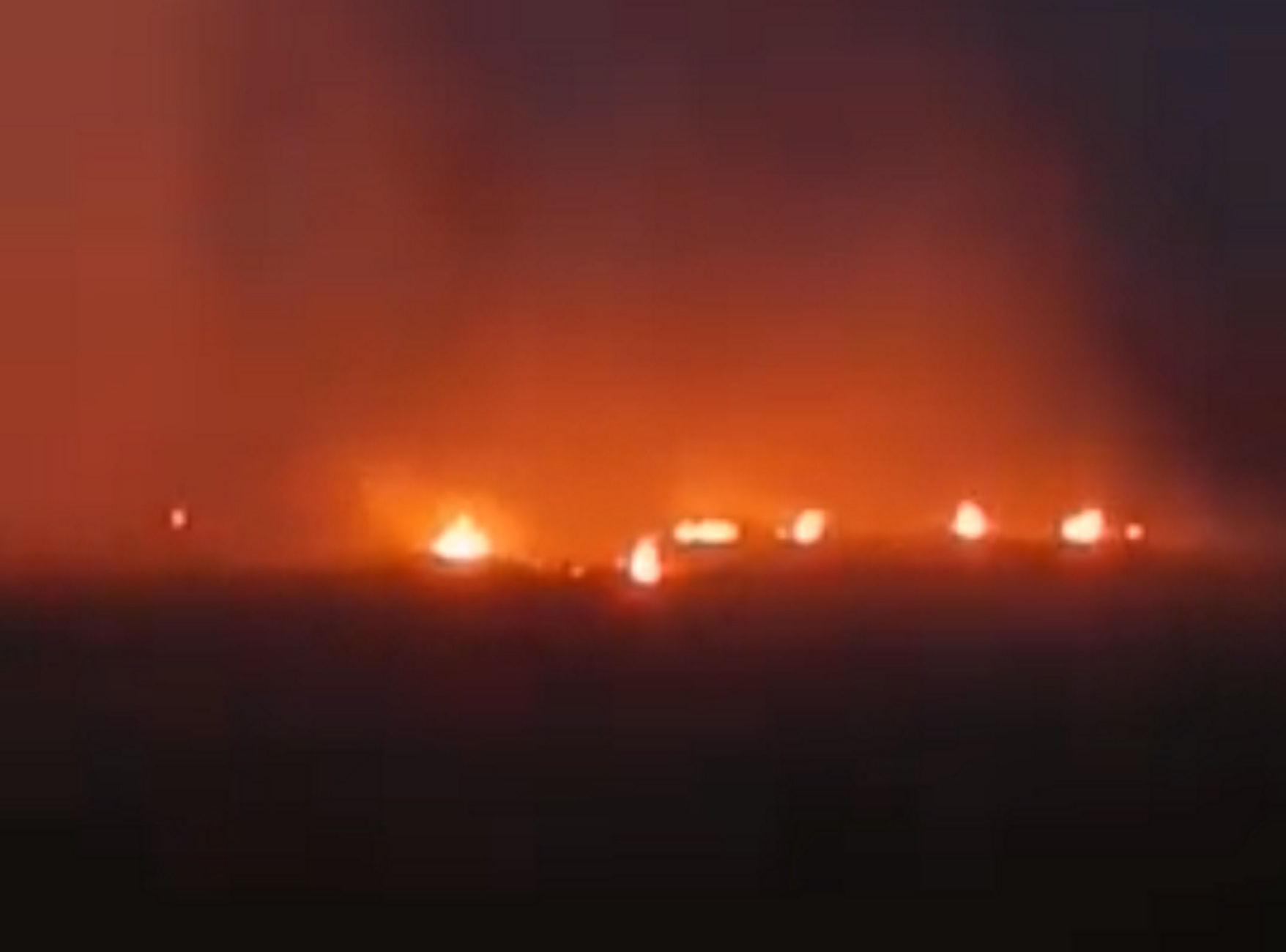Άγρια επεισόδια στον Έβρο! Πρόσφυγες έβαλαν φωτιές και προσπαθούν να ρίξουν το φράχτη – «Βροχή» τα δακρυγόνα - Ελληνοτουρκικά - Φωτογραφία 1