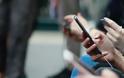 Επιδημία κορωνοϊού: Γιατί δεν πρέπει να αγγίζουμε ποτέ το κινητό ενός άλλου