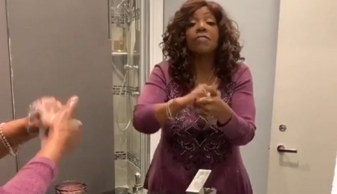 Κορονοϊός: Η Gloria Gaynor τραγουδάει I Will Survive πλένοντας τα χέρια της (video) - Φωτογραφία 1