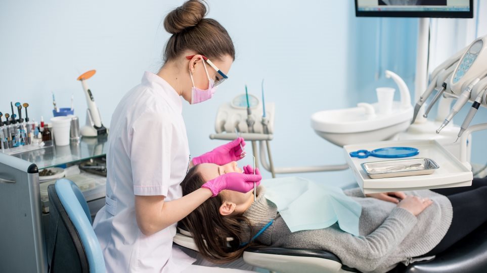 Κορωνοϊός: Οι οδοντίατροι θα δέχονται μόνο τα έκτακτα περιστατικά - Φωτογραφία 1