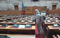 Απολύμανση και στη Βουλή – Άσπρες στολές και γάντια στην Ολομέλεια - Φωτογραφία 1