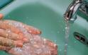 Αντισηπτικό τζελ VS πλύσιμο χεριών με σαπούνι: Τι ισχύει τελικά; Γιατρός δίνει τις απαντήσεις