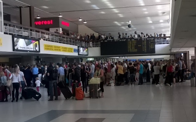 Κορωνοϊός: τηρούνται οι κανόνες ασφαλείας στα αεροδρόμια; - Φωτογραφία 1