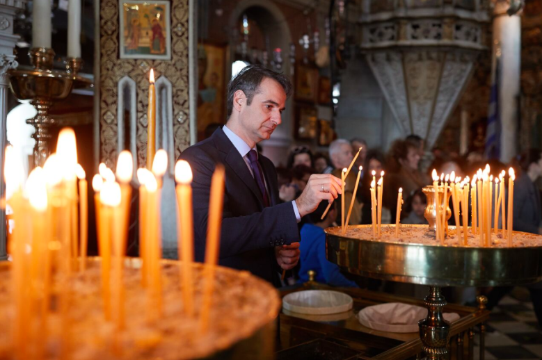 Πρωθυπουργός: «Πήγα να ανάψω κερί αλλά μόνος» - Φωτογραφία 1
