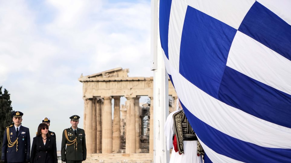 Πρόεδρος της Δημοκρατίας στην έπαρση της σημαίας στην Ακρόπολη - Φωτογραφία 1