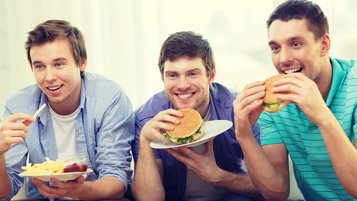 Έρευνα αποκαλύπτει πότε οι έφηβοι είναι πιο επιρρεπείς στο πρόχειρο φαγητό - Φωτογραφία 1
