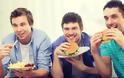 Έρευνα αποκαλύπτει πότε οι έφηβοι είναι πιο επιρρεπείς στο πρόχειρο φαγητό